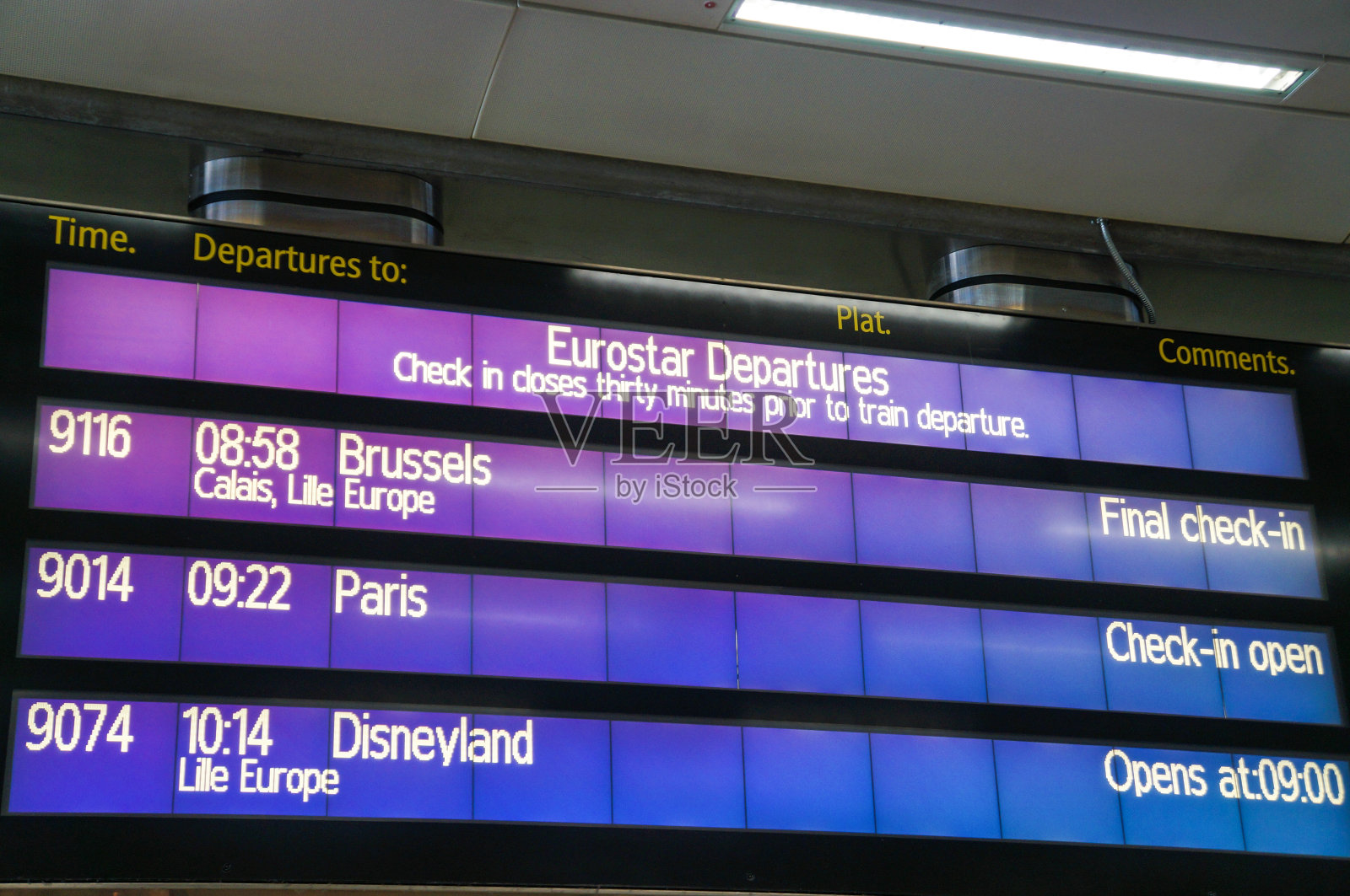 圣潘克拉斯火车站的出发信息屏幕照片摄影图片