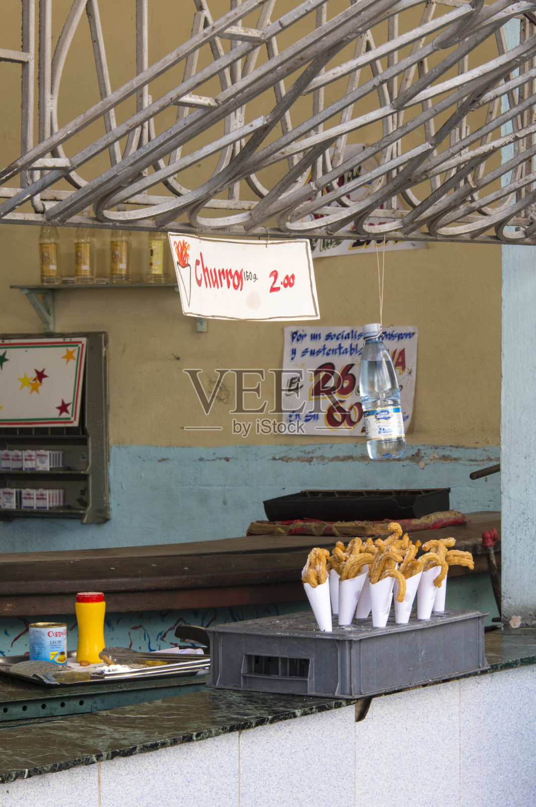 户外市场摊位上的油条照片摄影图片