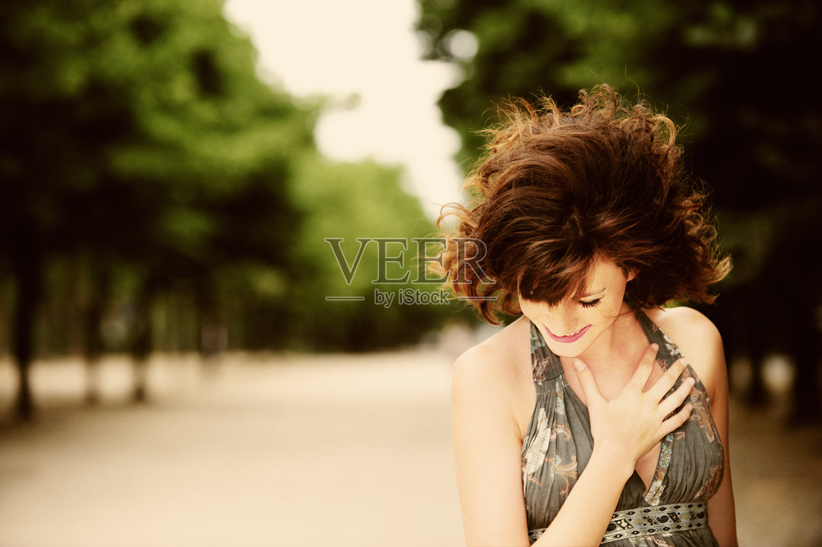 在公园里欢笑的法国女人照片摄影图片