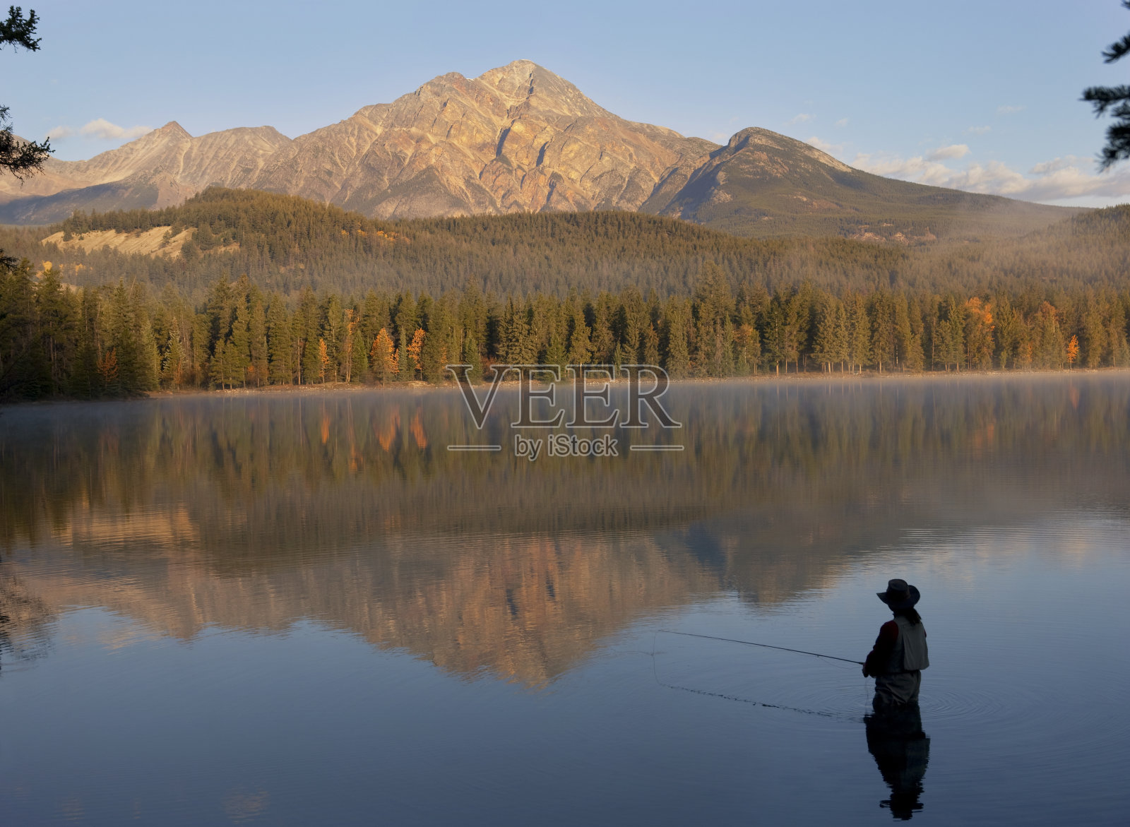 飞钓在落基山脉，阿尔伯塔，加拿大照片摄影图片