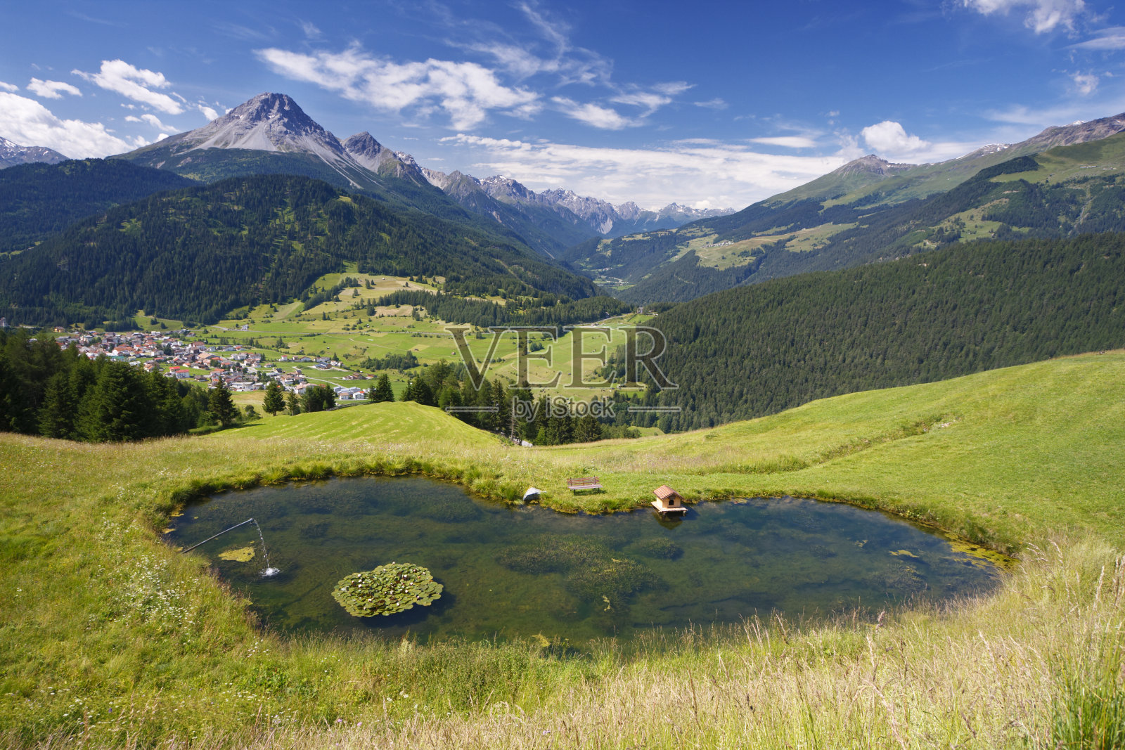 心形湖在美丽的山景观照片摄影图片