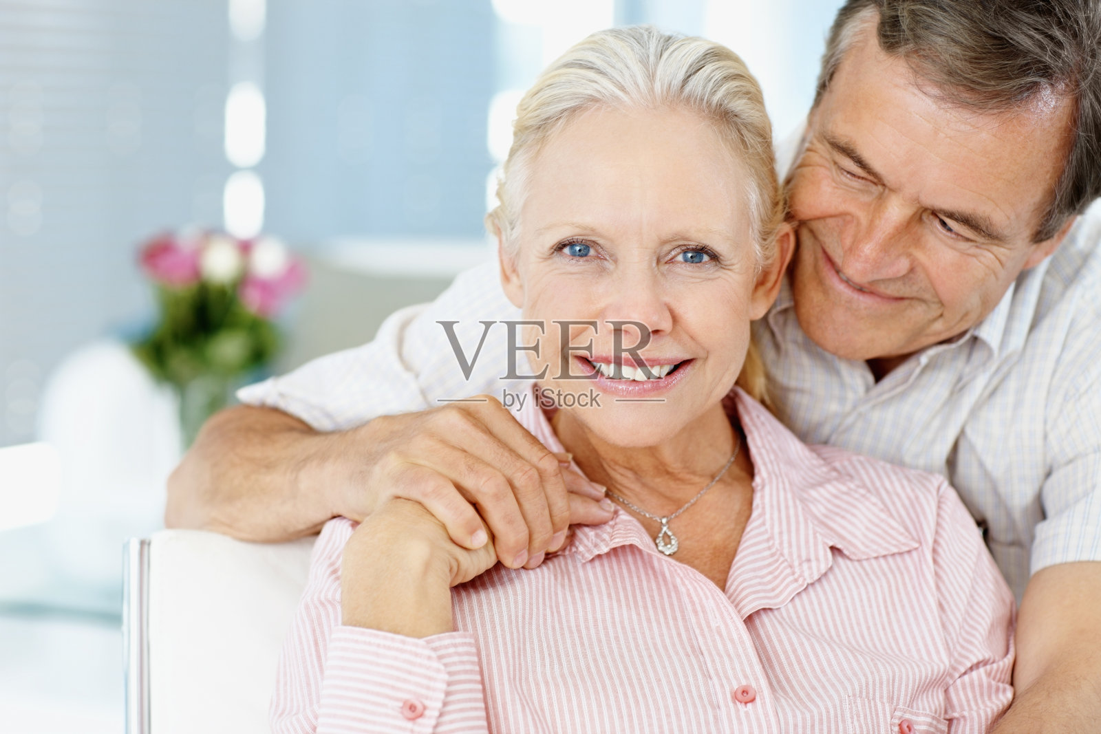 一个老头从后面拥抱一个可爱的成熟女人照片摄影图片