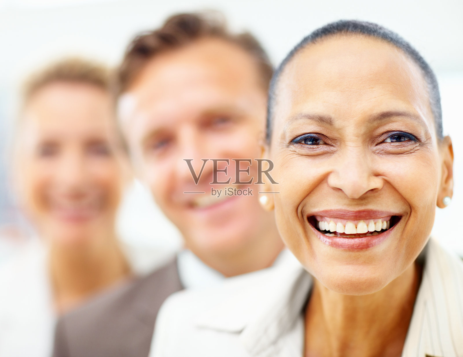 快乐的女商人，背后还有同事照片摄影图片