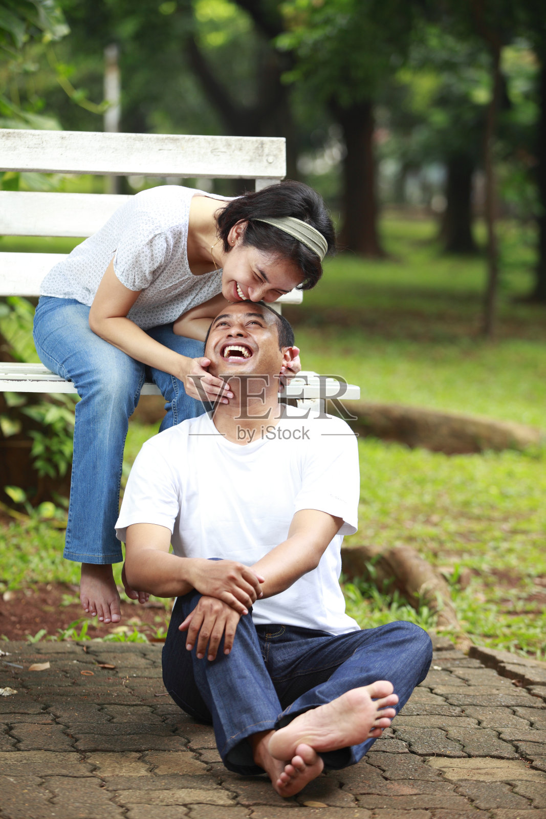 快乐的小情侣在花园里一起照片摄影图片