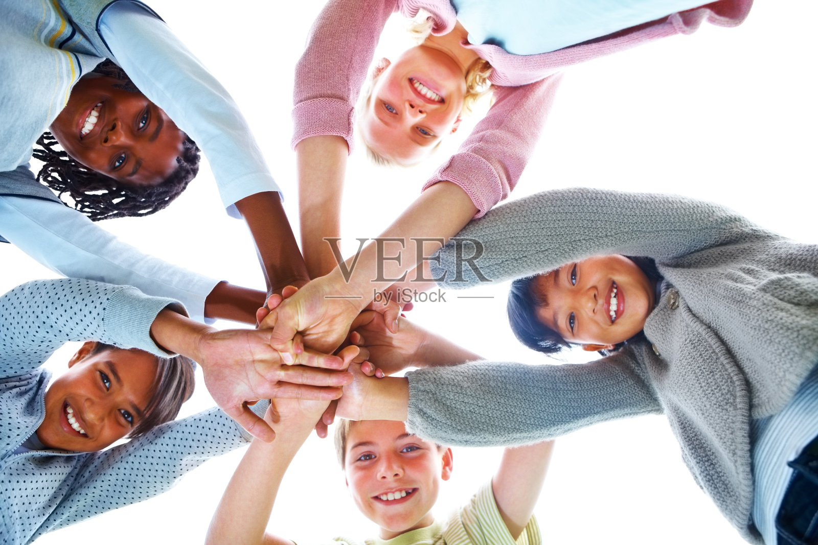 快乐的孩子们双手合十照片摄影图片