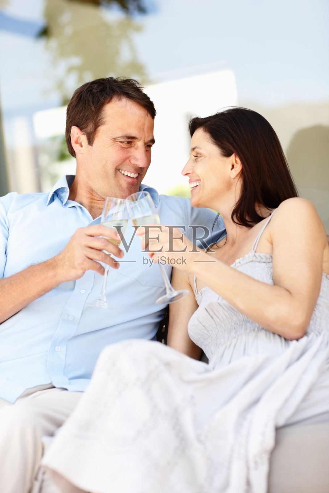 成熟的夫妇用香槟祝酒照片摄影图片