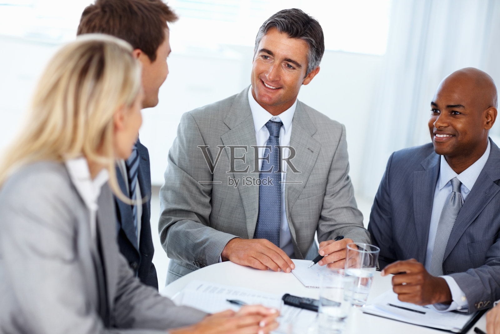 签订业务合同照片摄影图片