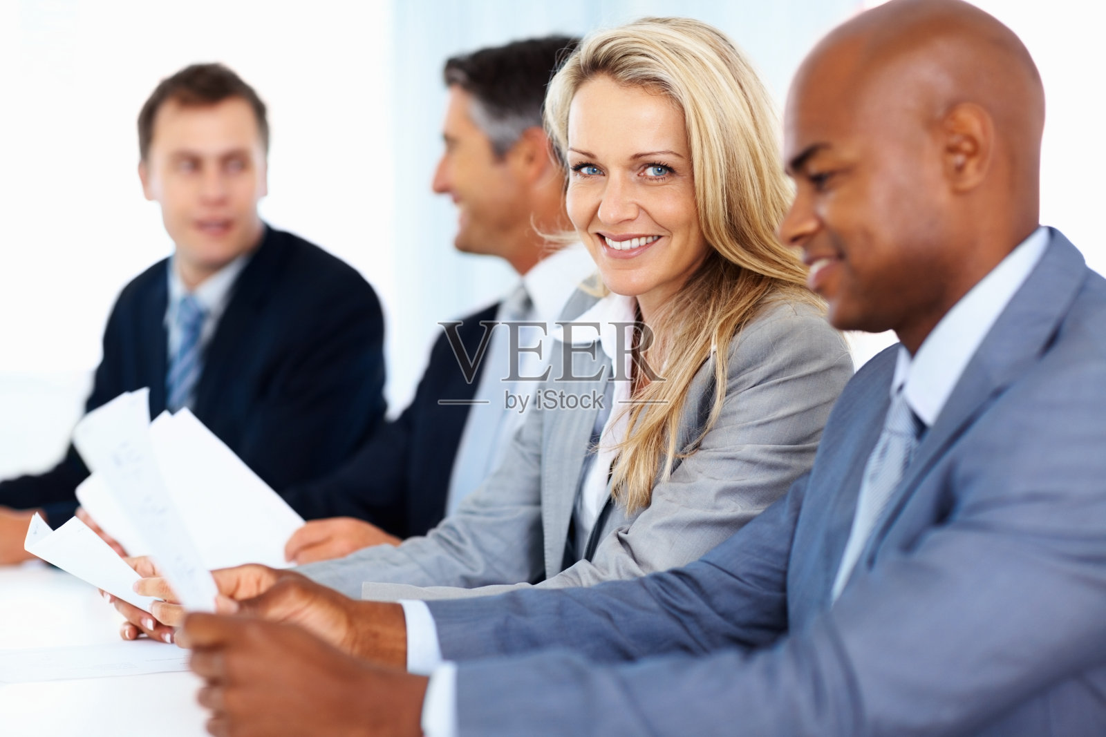 办公室里有文书工作的女商人照片摄影图片