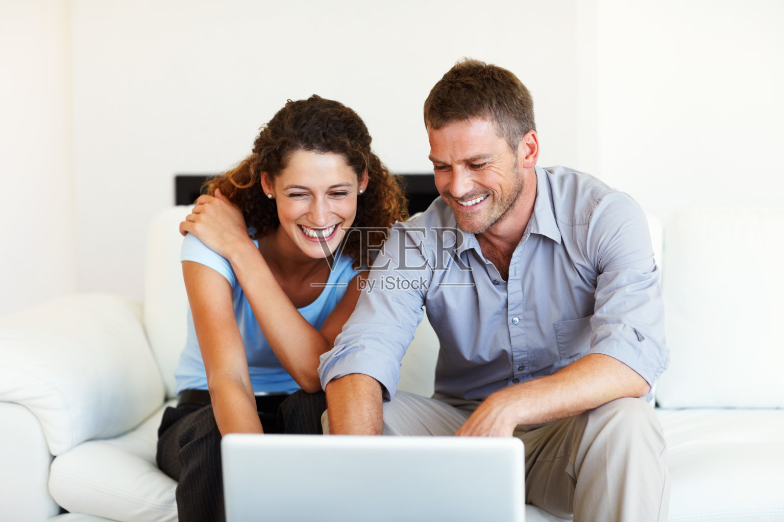 一对夫妇用笔记本电脑上网照片摄影图片