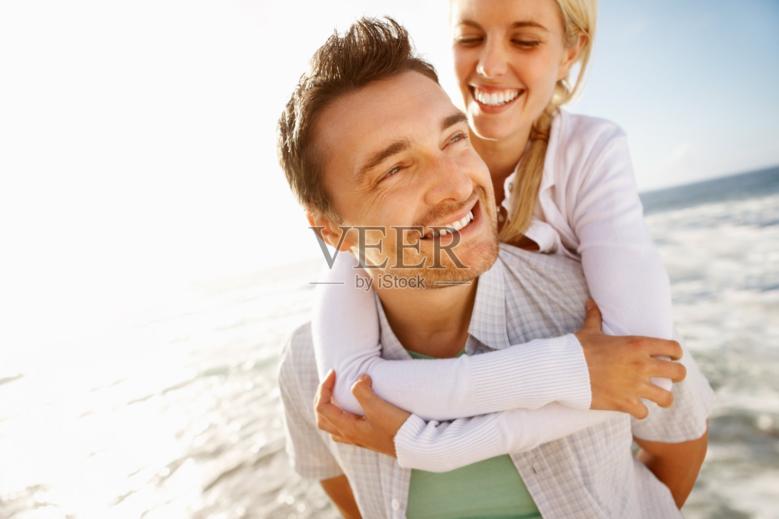 一对情侣在海滩上玩得很开心照片摄影图片