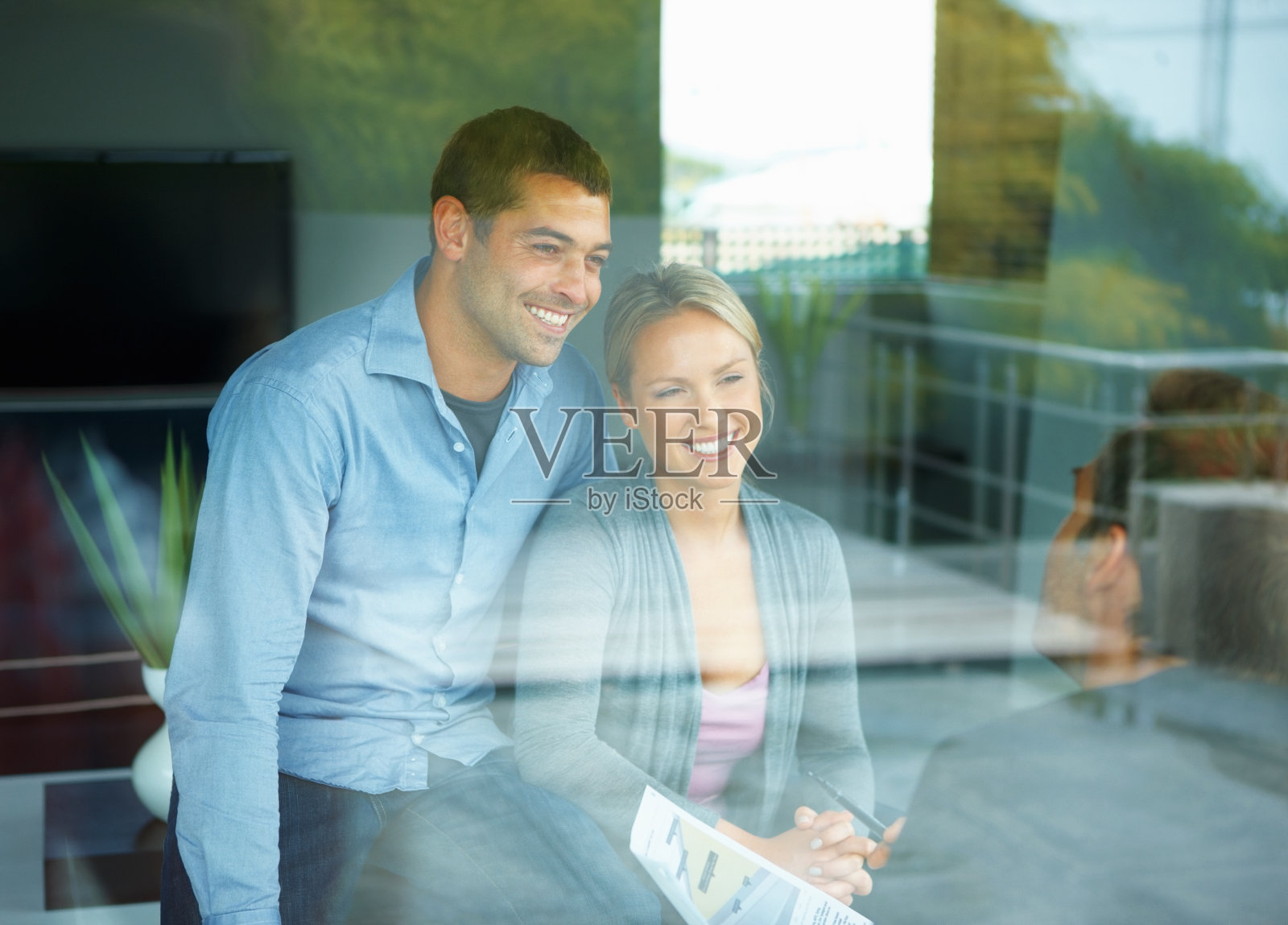 与顾问的幸福夫妻照片摄影图片