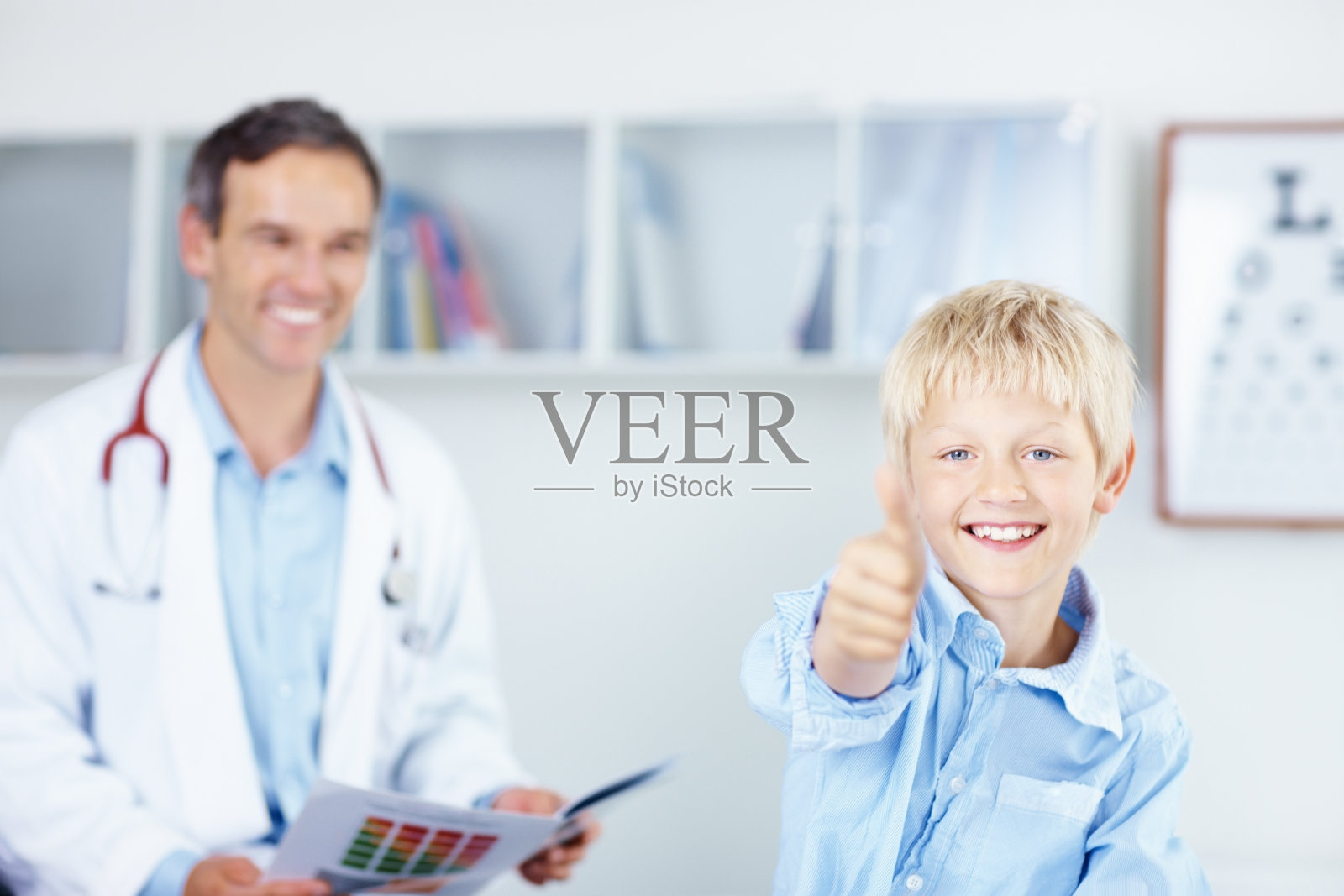 男孩竖起大拇指照片摄影图片