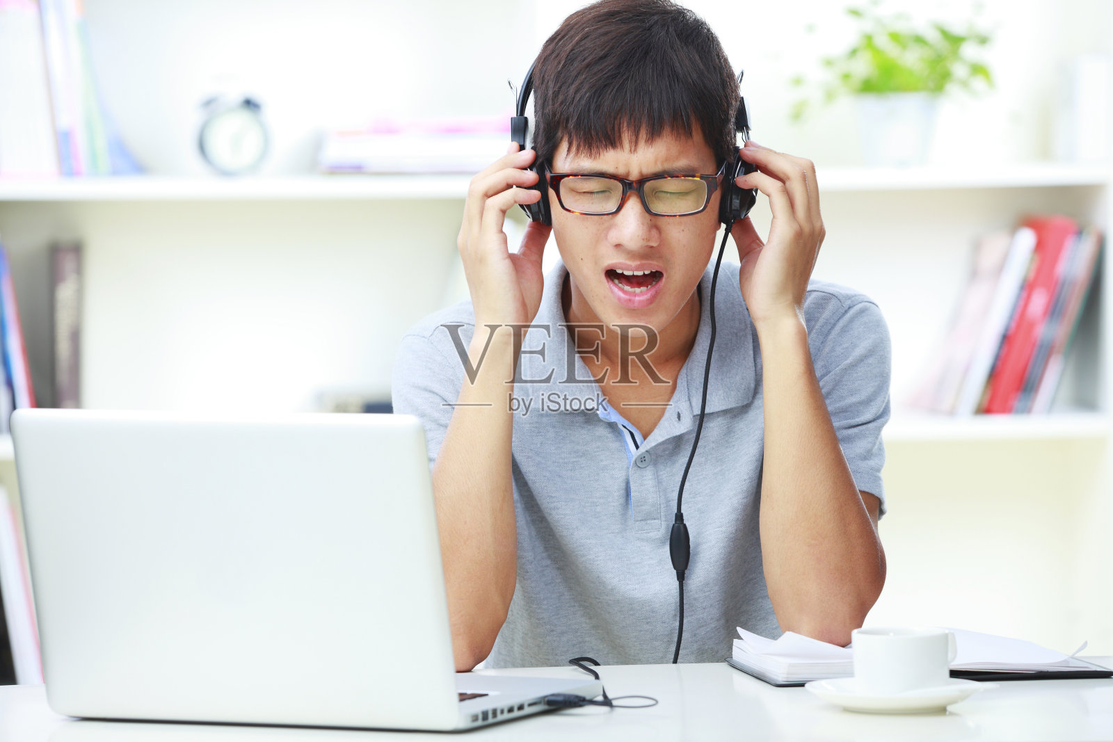 年轻人听音乐的照片照片摄影图片