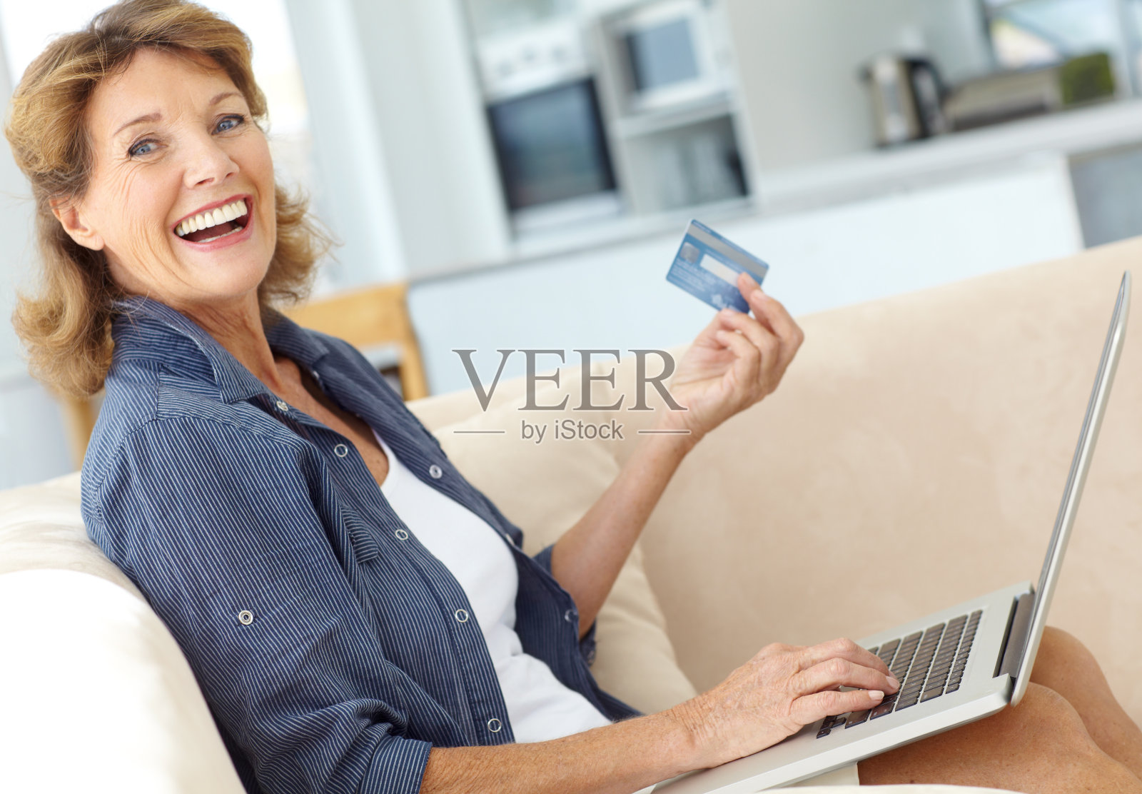 在我舒适的沙发上购物照片摄影图片