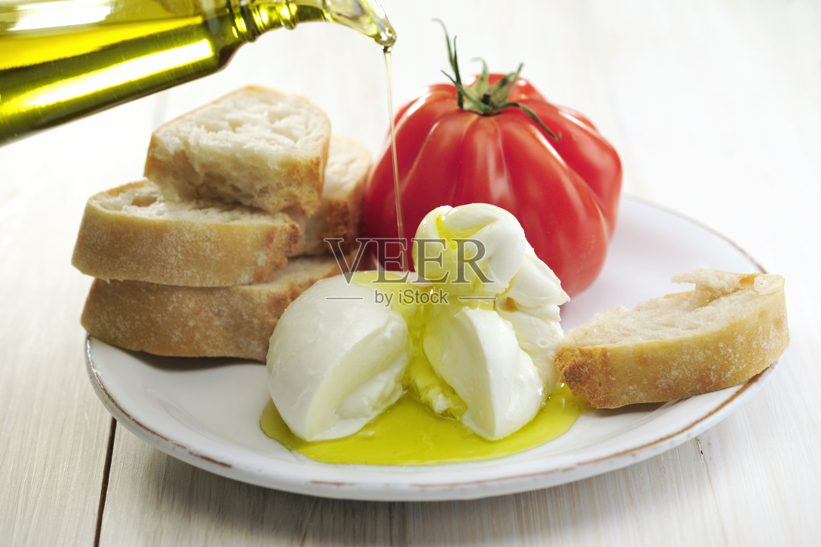 布拉塔奶酪番茄面包照片摄影图片
