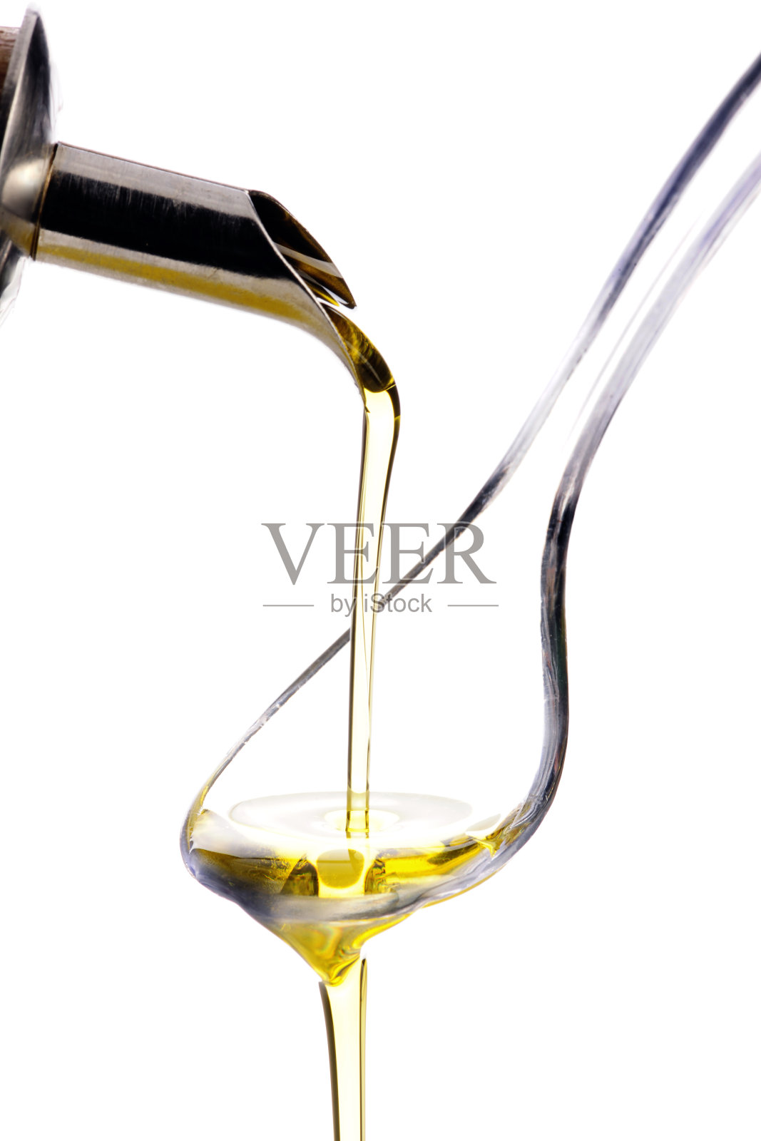 橄榄油倒在勺子上照片摄影图片