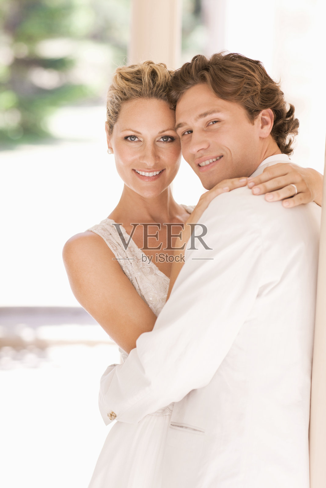 新娘和新郎拥抱照片摄影图片