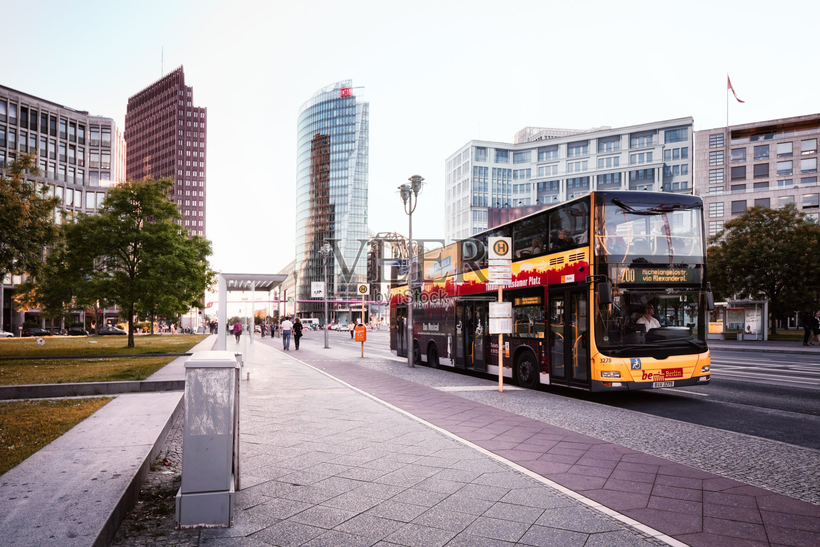 柏林波茨坦广场附近的双层巴士照片摄影图片
