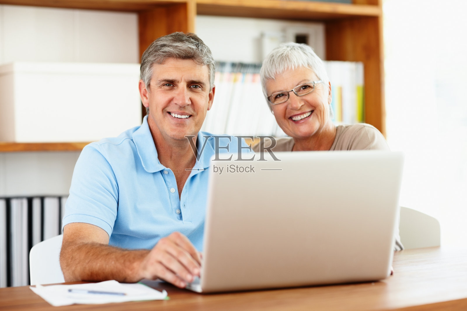 微笑的成熟夫妇使用笔记本电脑进行网上银行照片摄影图片