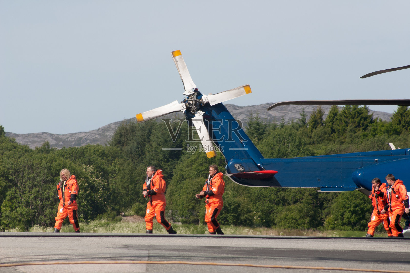 石油工人离开海上直升机照片摄影图片
