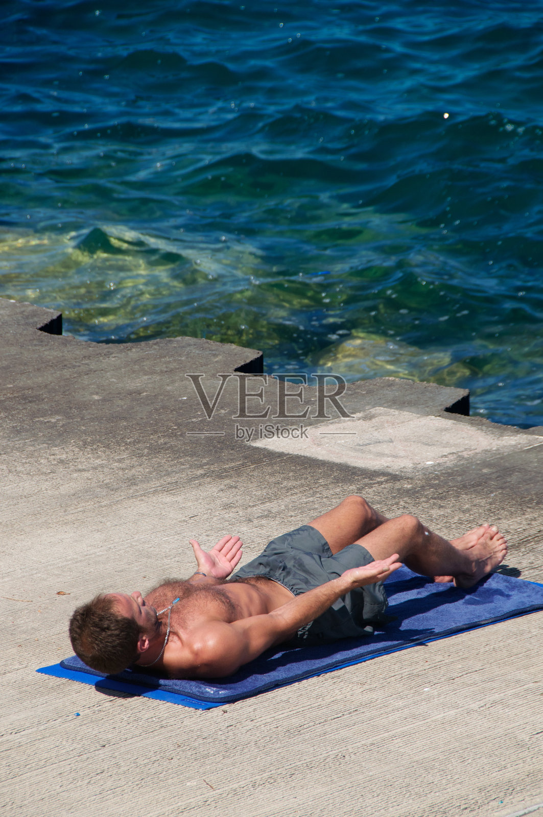 湖边瑜伽照片摄影图片
