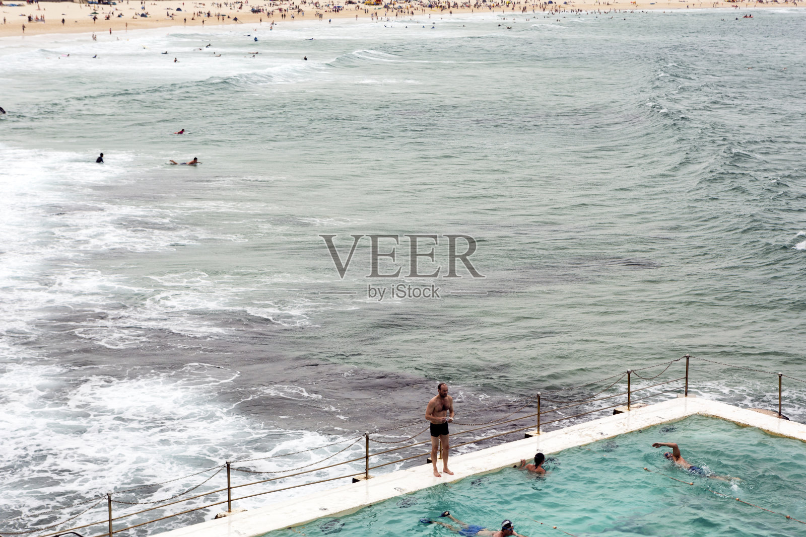 在邦代海滩游泳照片摄影图片