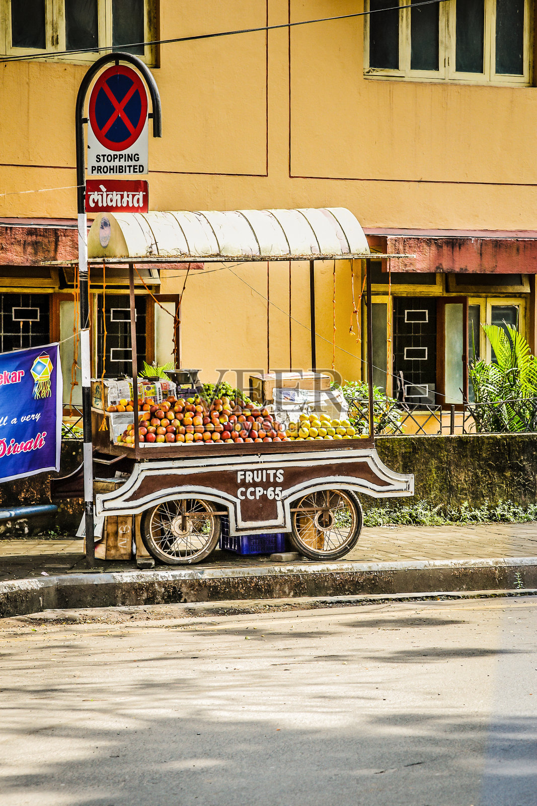 印度街头的老式水果车照片摄影图片
