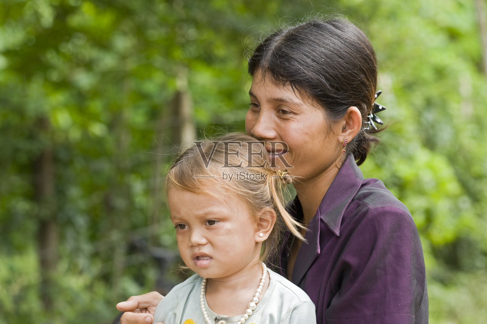 微笑的母亲和她的女儿，柬埔寨照片摄影图片