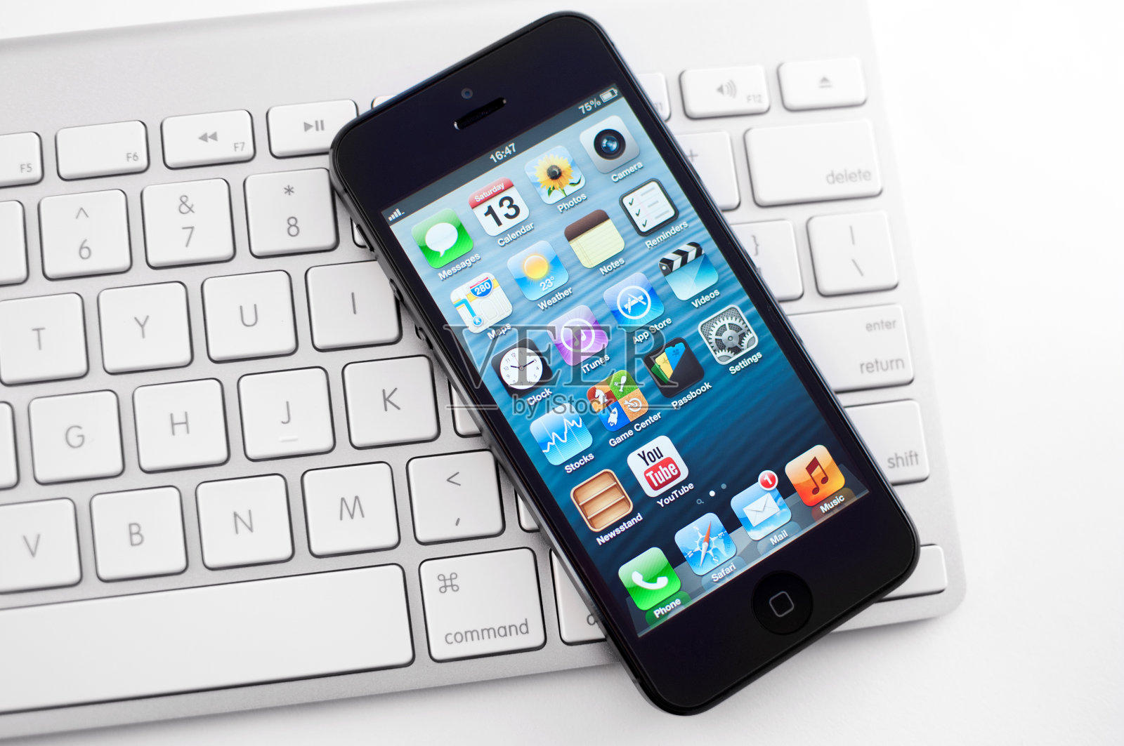 Iphone5和MAC键盘照片摄影图片