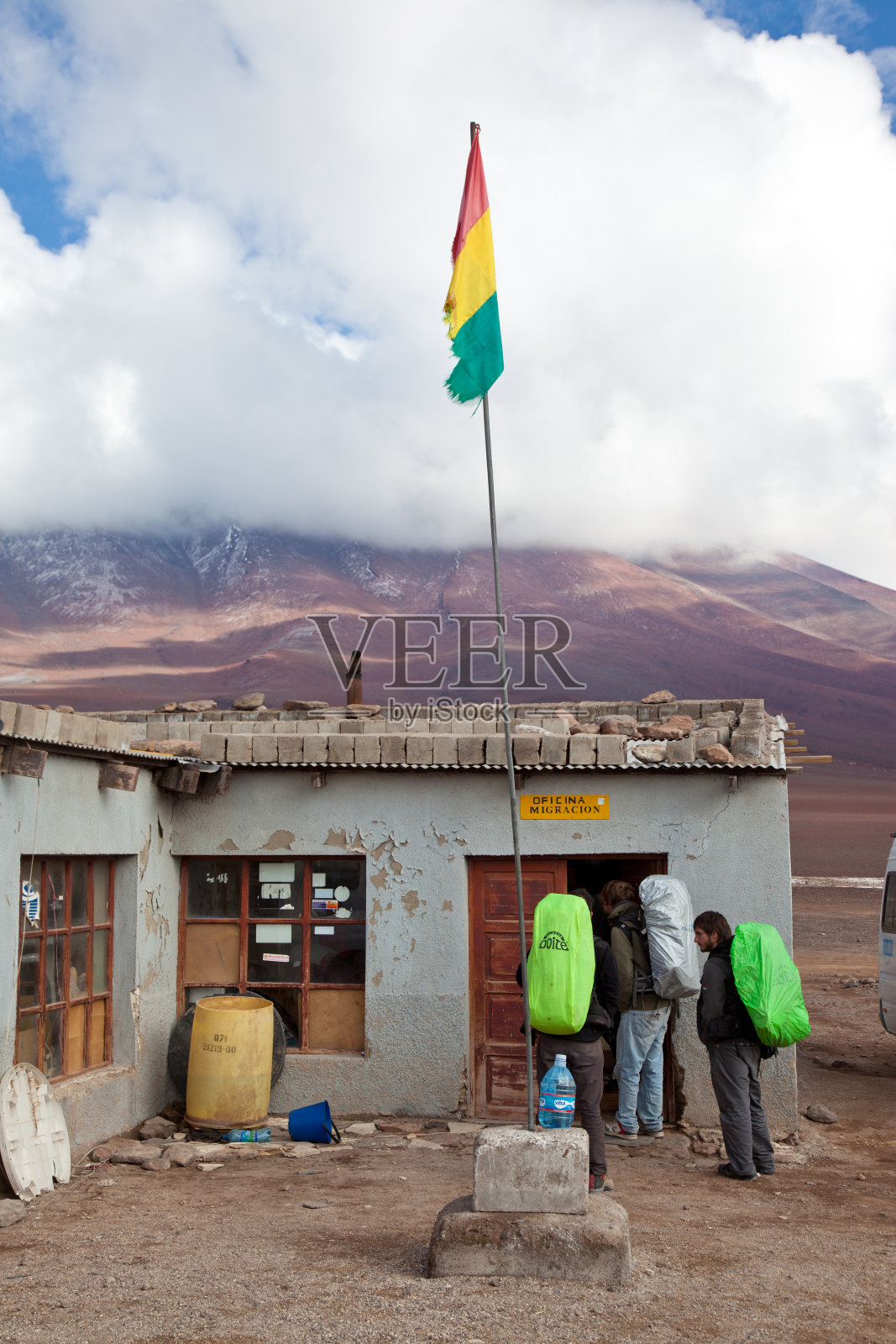 背包游客在玻利维亚和智利边境等待照片摄影图片