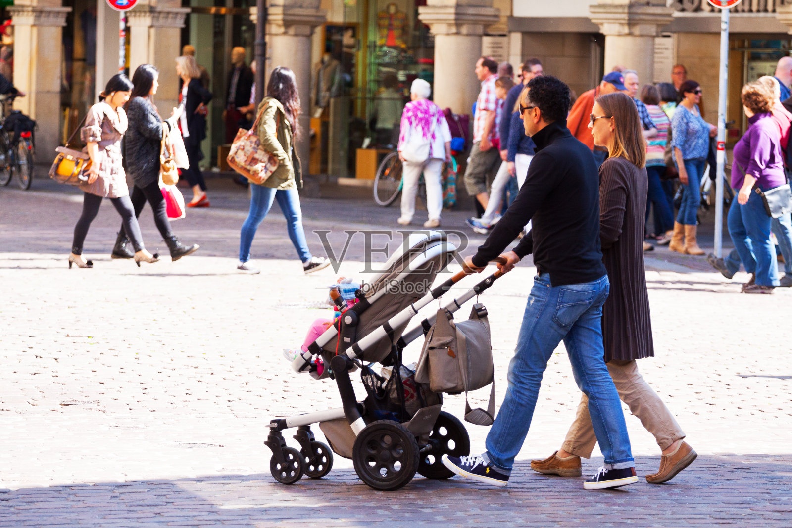 一对夫妇和婴儿车照片摄影图片