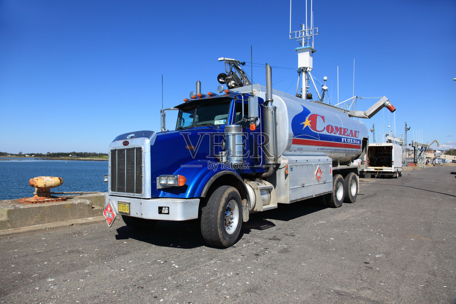 新斯科舍省雅茅斯码头上的油罐车照片摄影图片