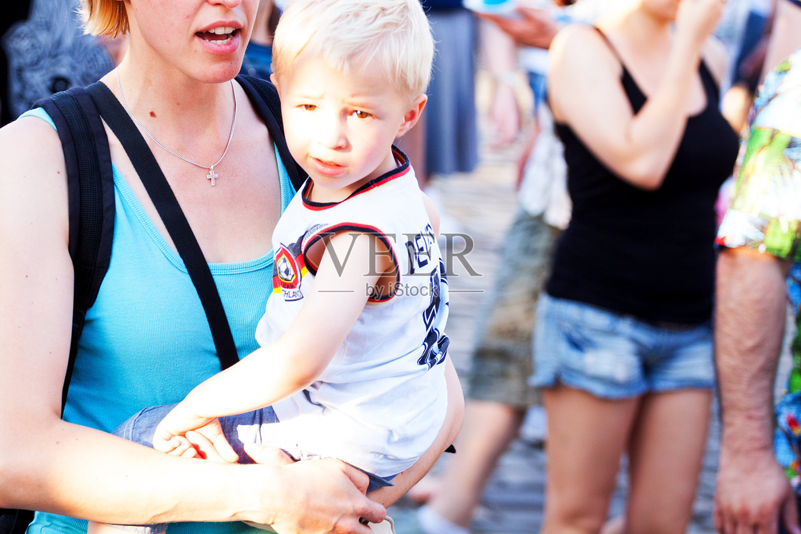 德国运动三轮车的小男孩照片摄影图片