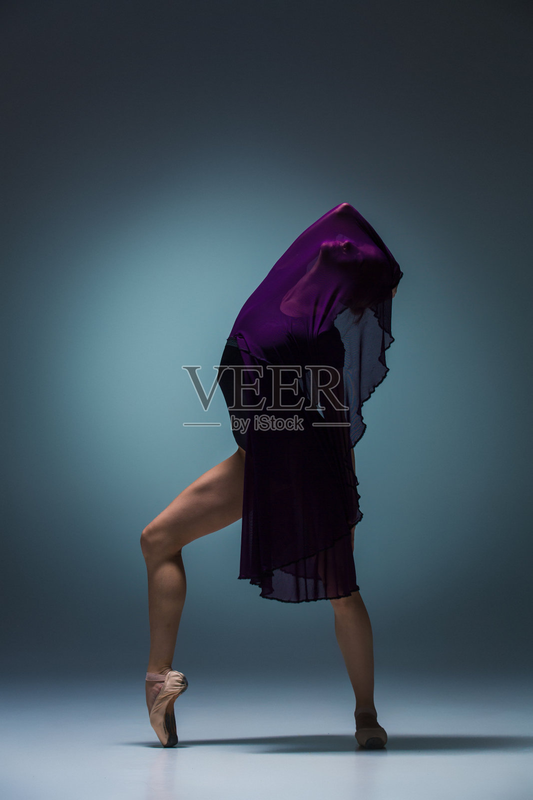 年轻美丽的现代风格舞者摆姿势在一个工作室的背景照片摄影图片