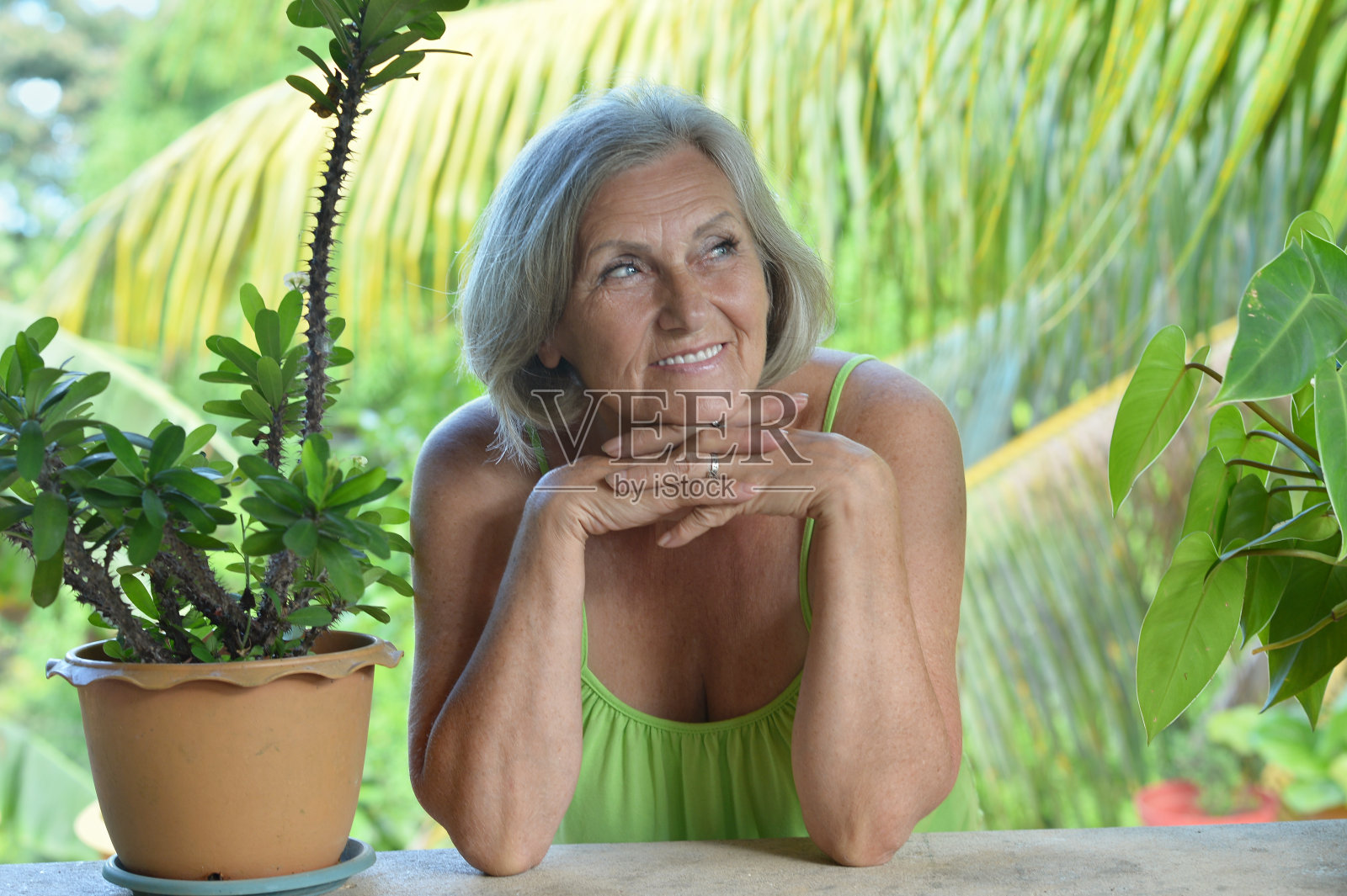 在热带度假胜地休息的老妇人照片摄影图片