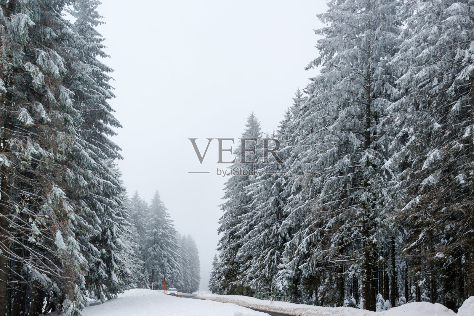 汽车在冬天的路上行驶照片摄影图片