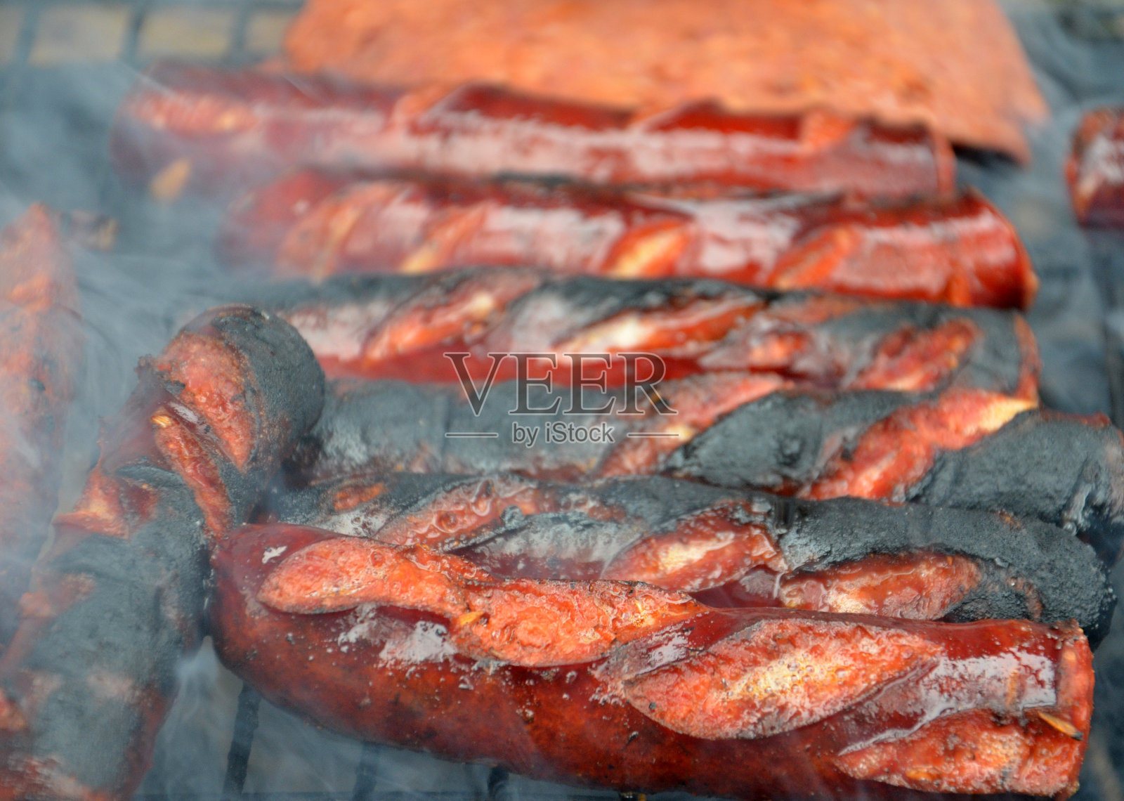 在烤架上烤香肠照片摄影图片