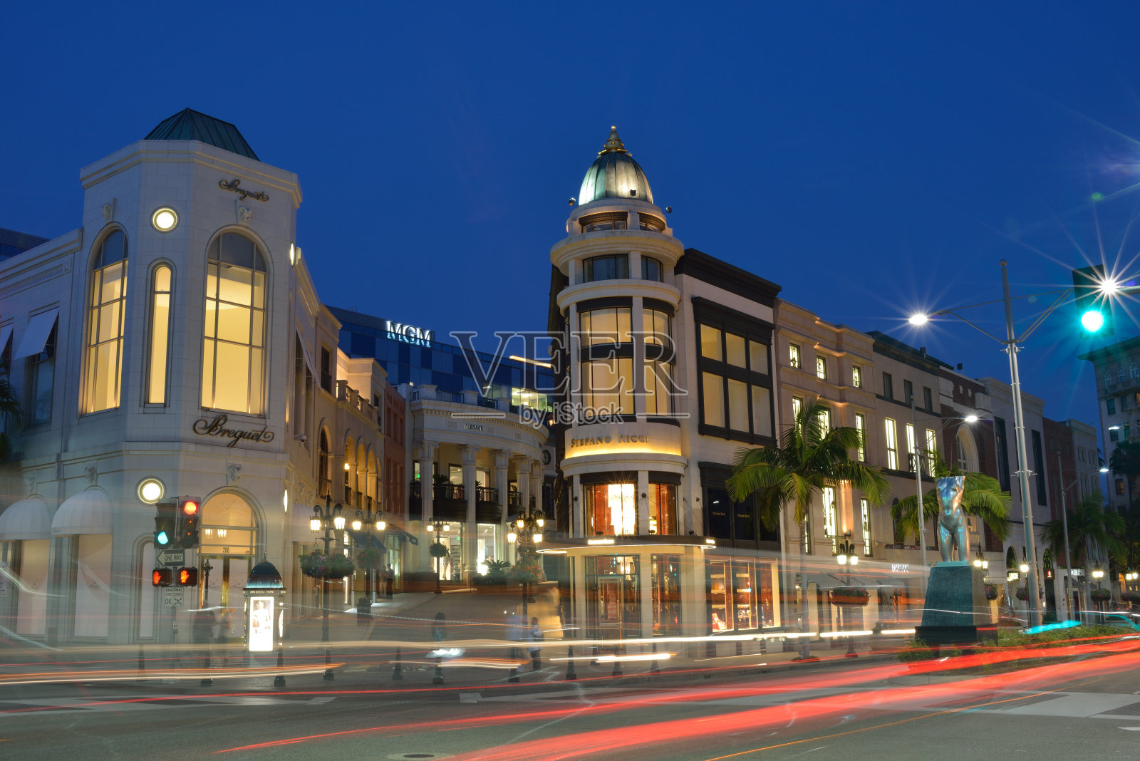 比佛利山庄罗迪欧大道的夜间交通状况照片摄影图片