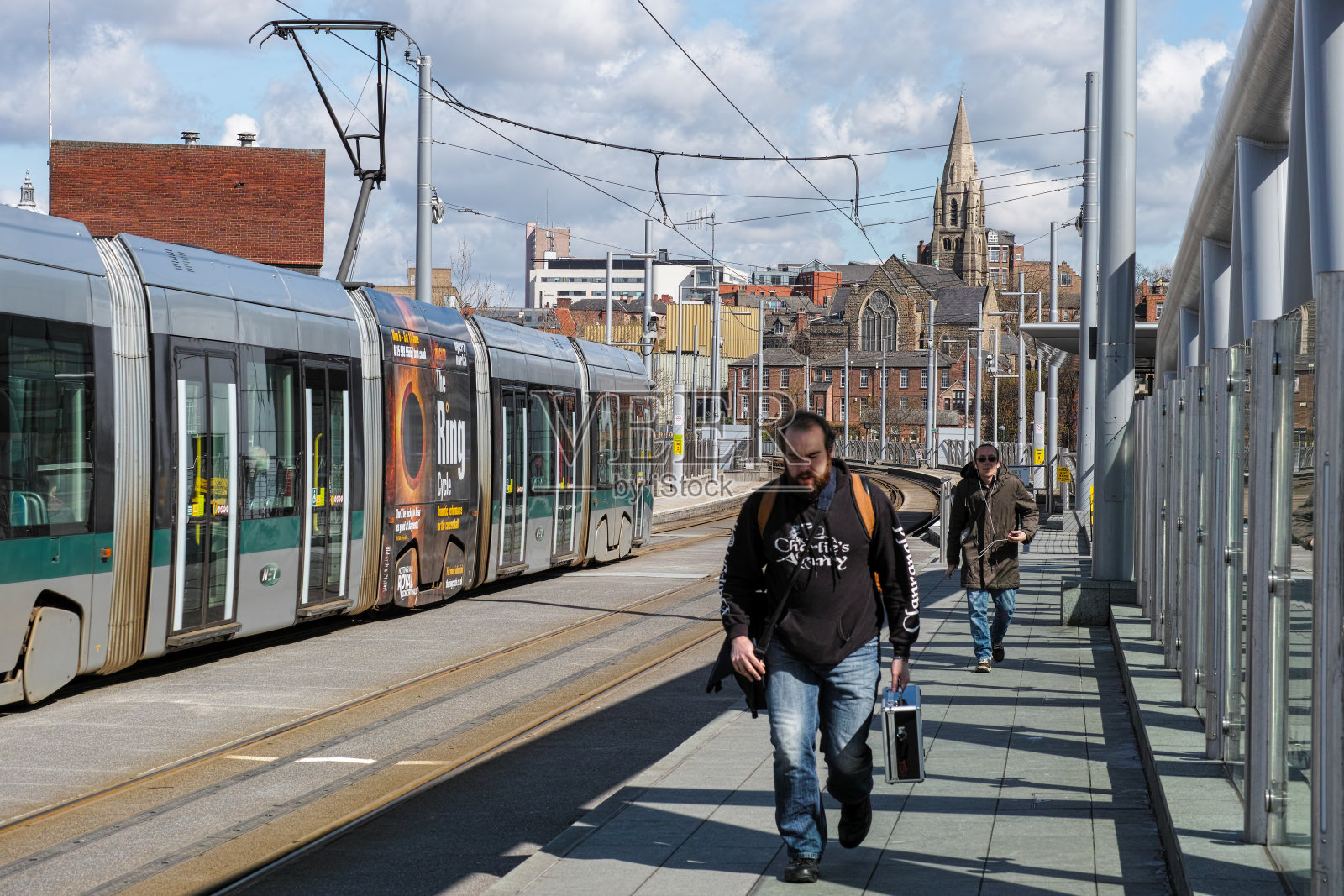 诺丁汉市中心的现代有轨电车。照片摄影图片