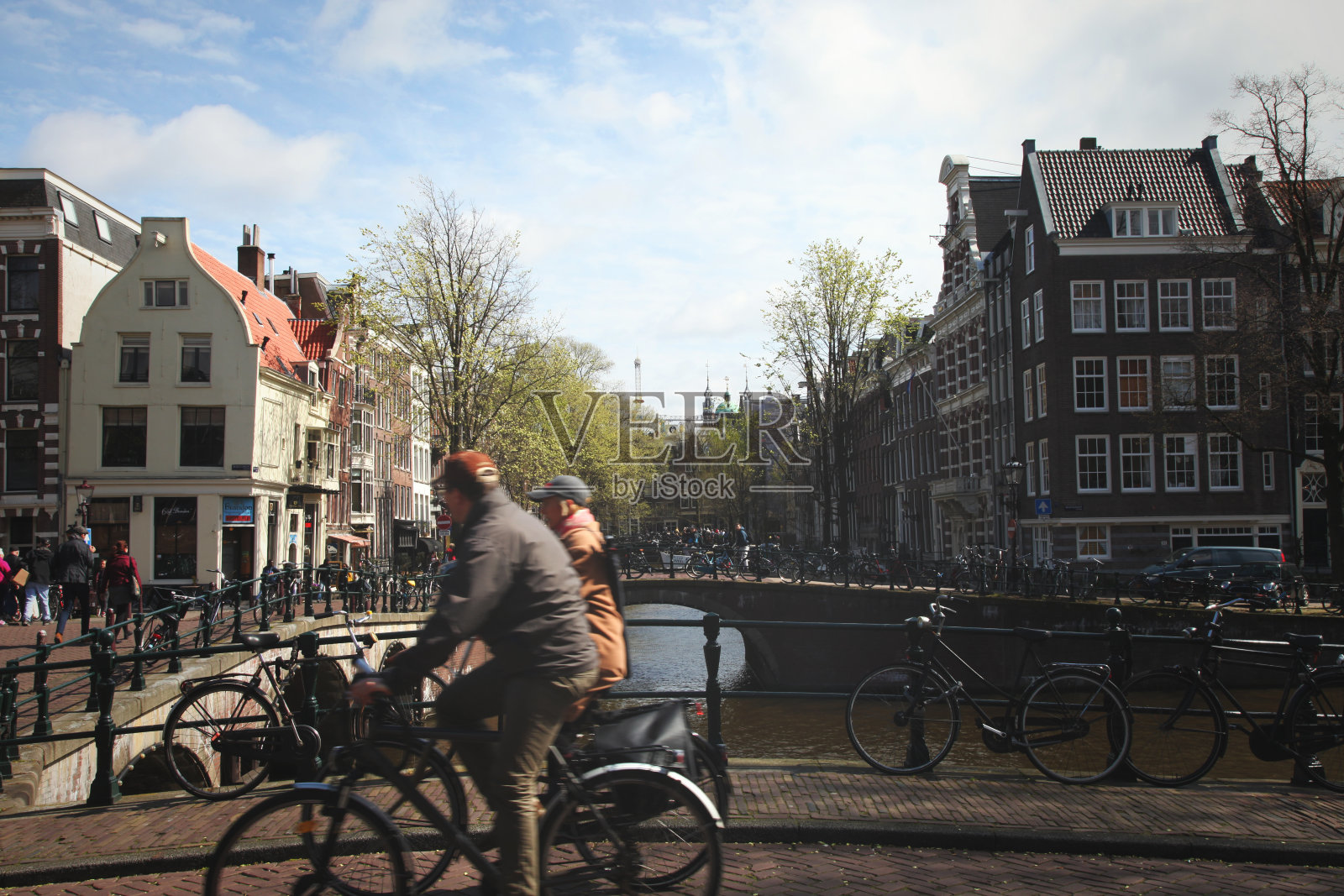 在荷兰的阿姆斯特丹，通勤者正在骑自行车照片摄影图片