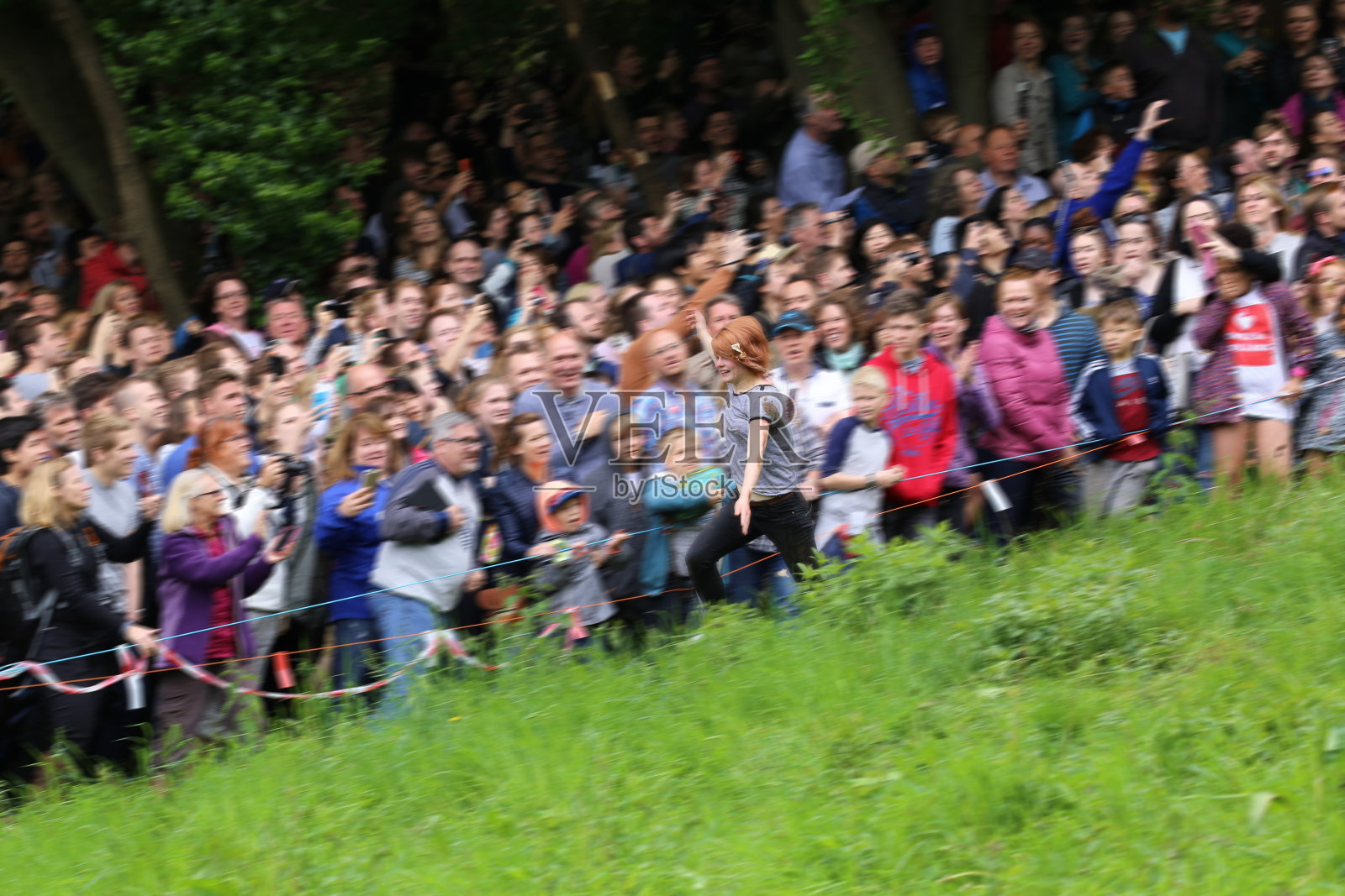 弗洛伦斯·厄尔利，2016年滚奶酪大赛冠军照片摄影图片