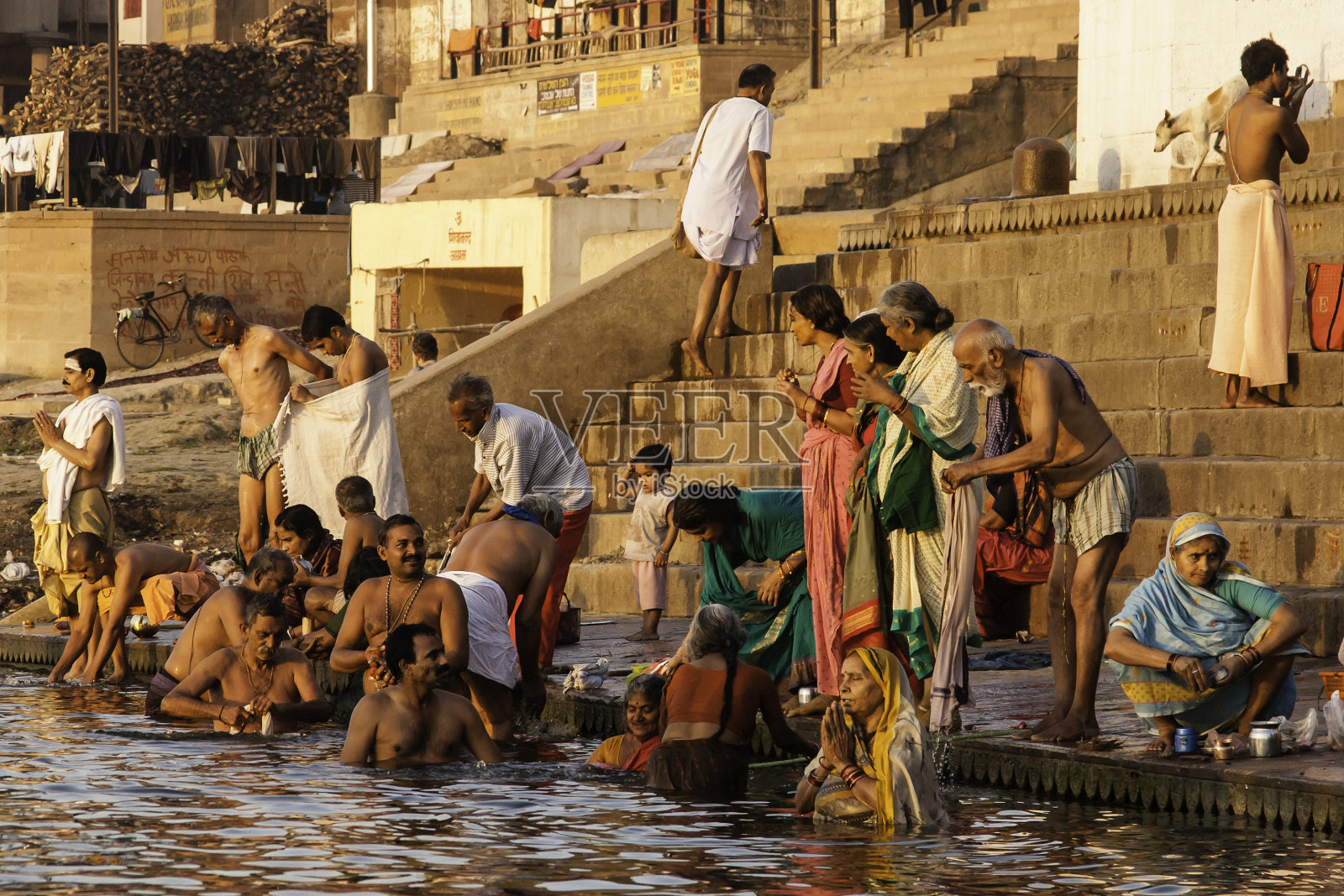 印度瓦拉纳西:人们在恒河上晨浴照片摄影图片