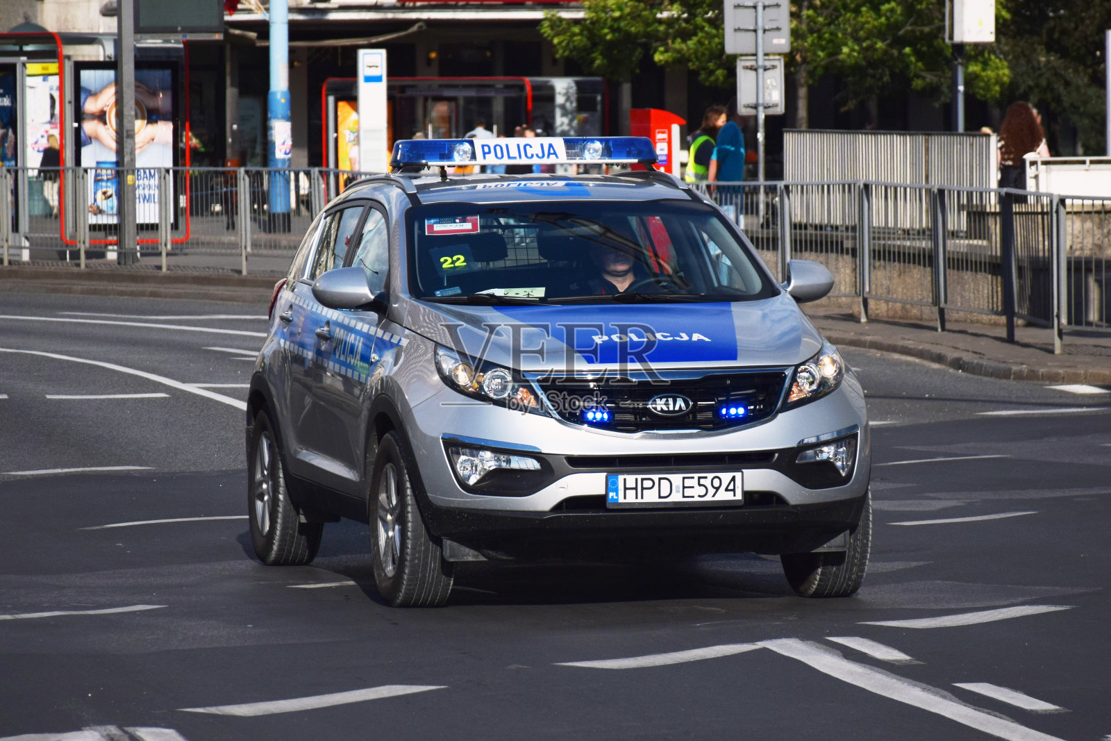 警察越野车在街上行驶照片摄影图片