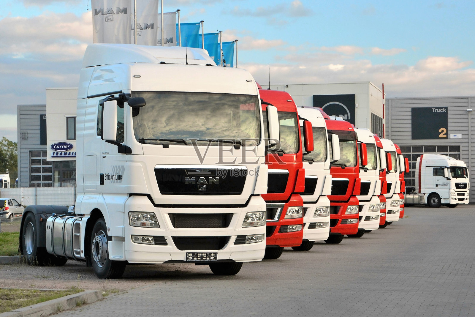 卡车停在停车场上照片摄影图片