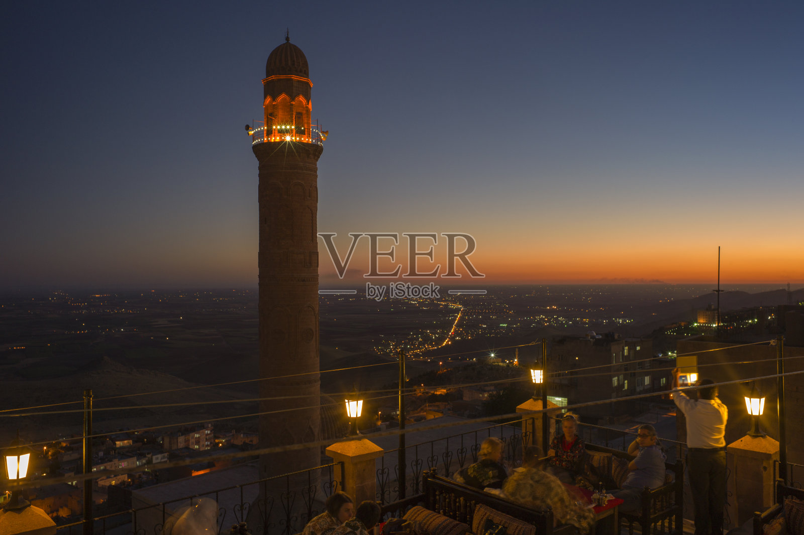 传统的古老的石尖塔在日落的mardin土耳其照片摄影图片