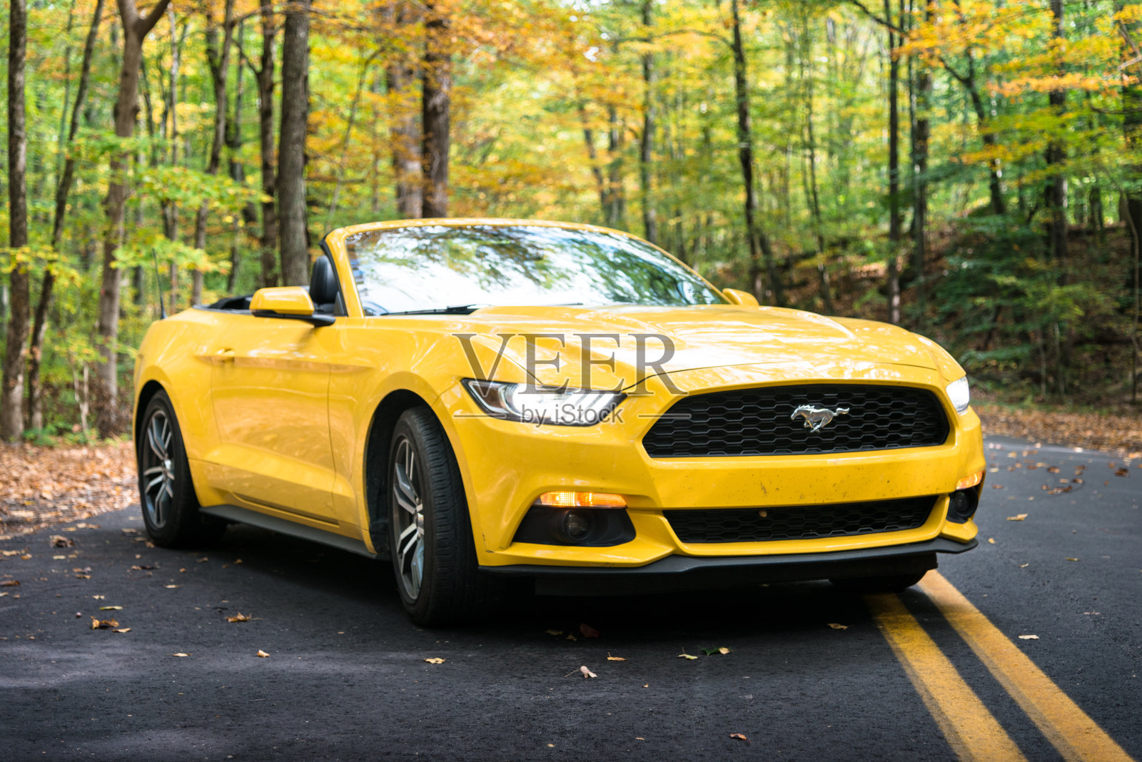 黄色敞篷车停在路上照片摄影图片