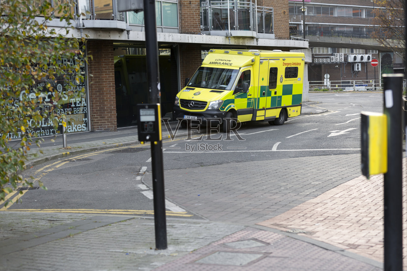 救护车停在伦敦大街上。照片摄影图片