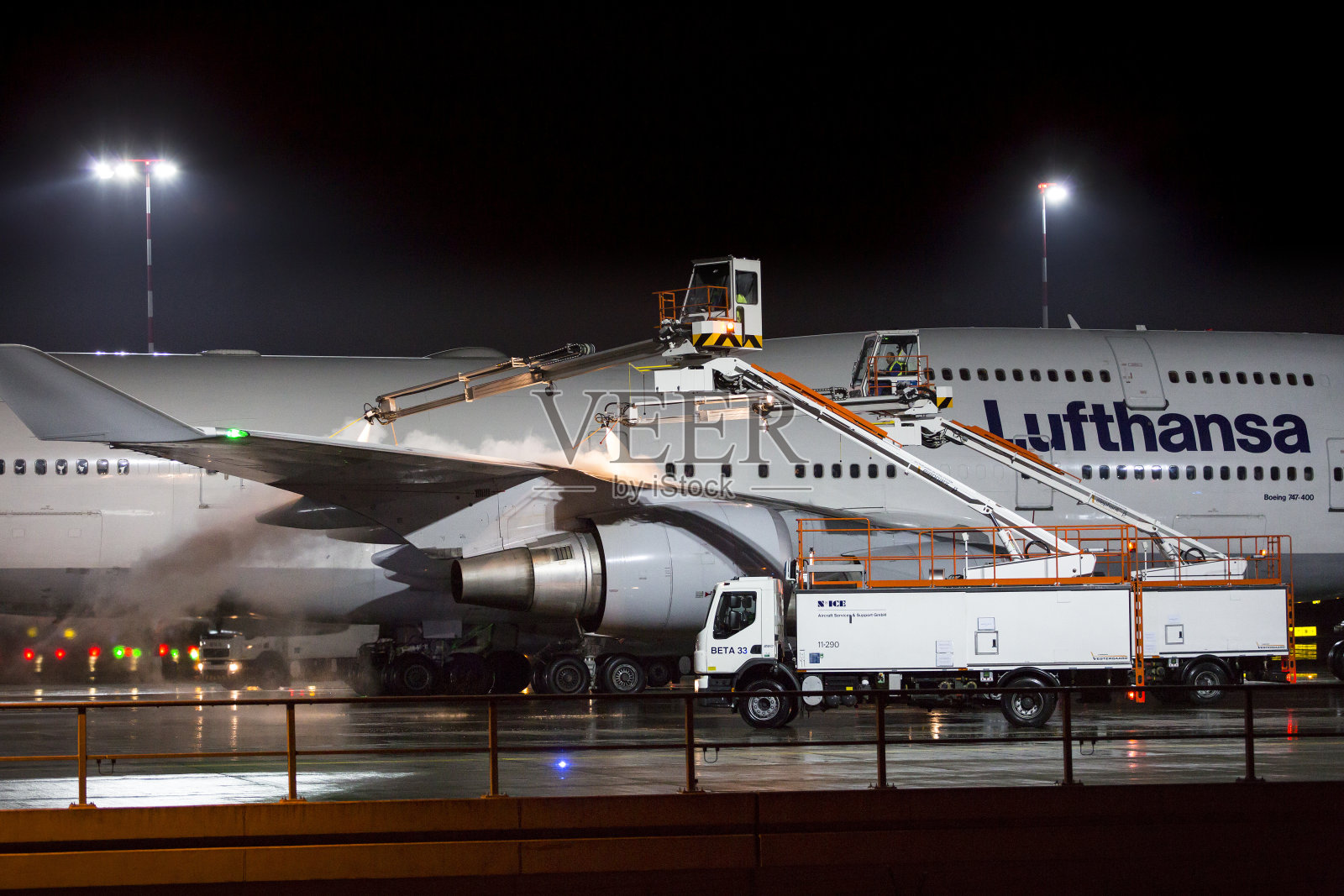 法兰克福机场一架飞机的除冰照片摄影图片