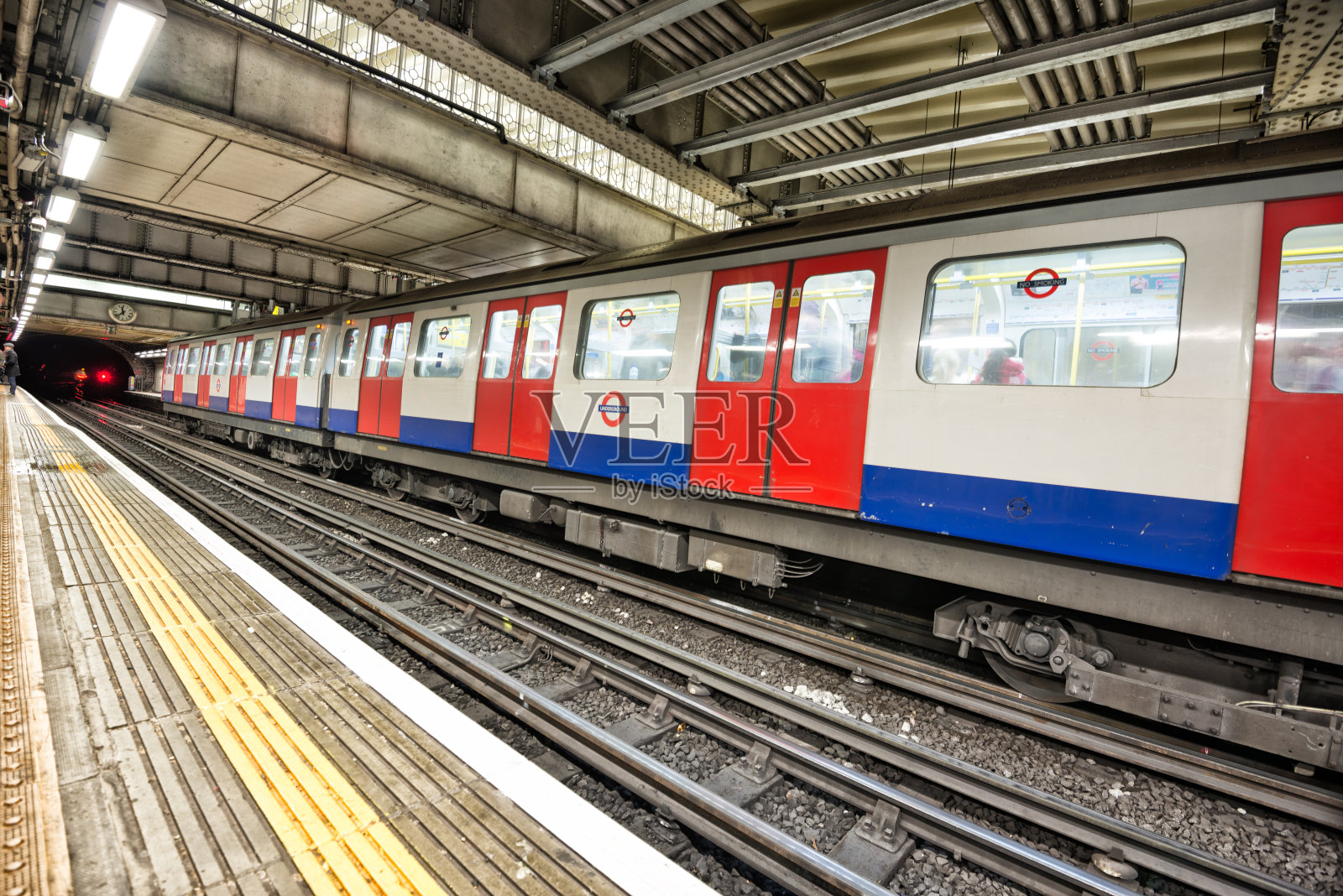 地铁站台和列车照片摄影图片