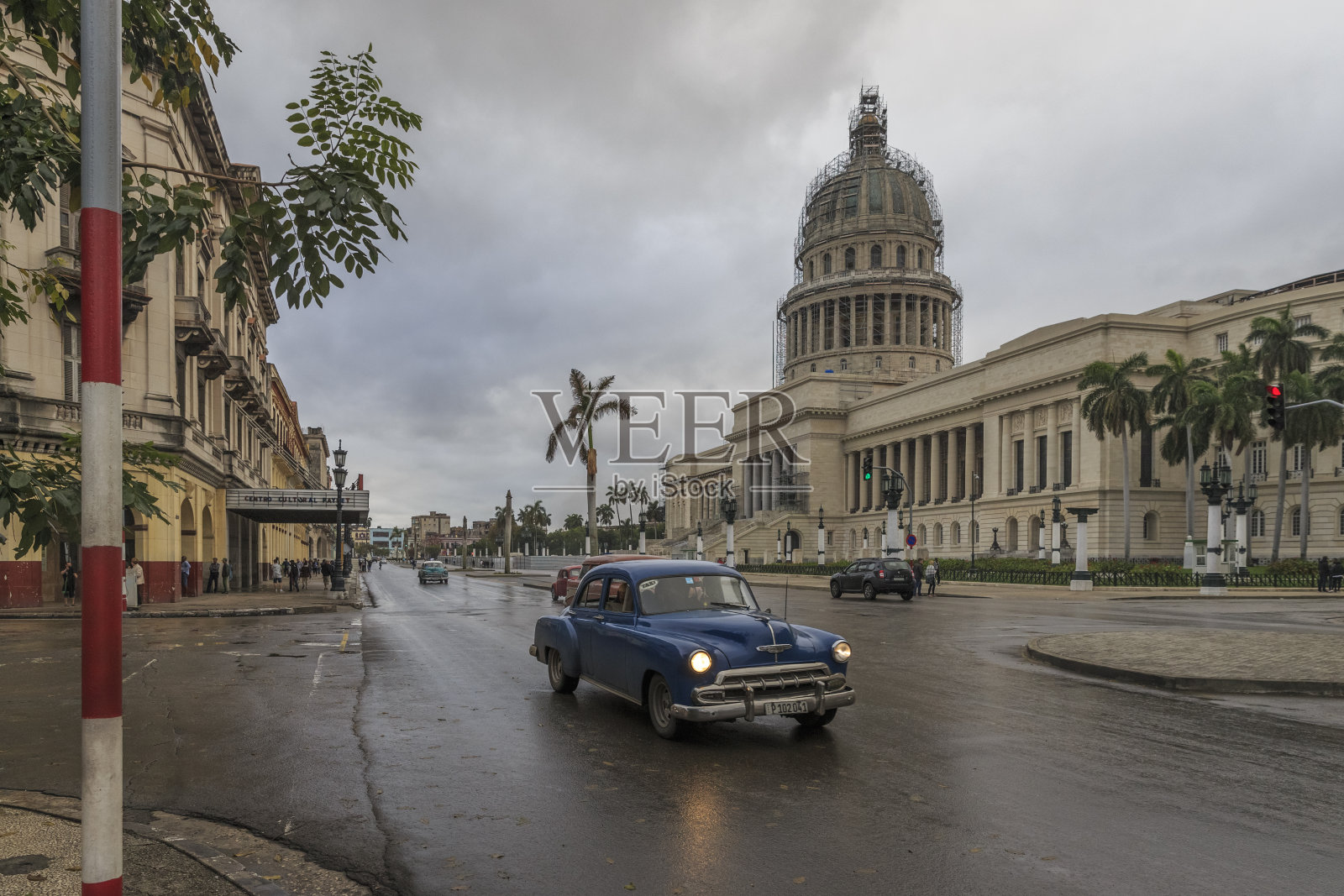 老爷车驶过古巴哈瓦那的卡皮托里奥照片摄影图片